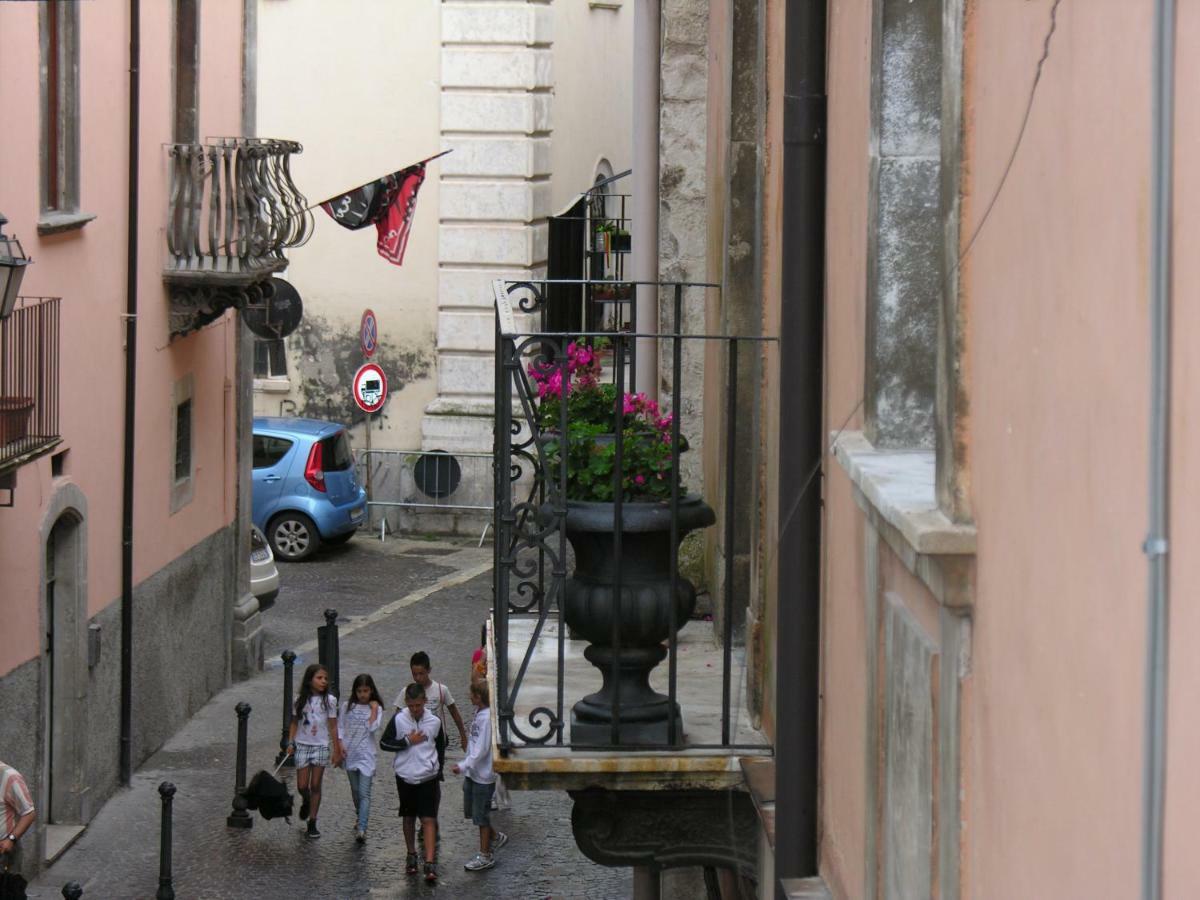 Palazzo Salini - Appartamento Familiare Sulmona Oda fotoğraf